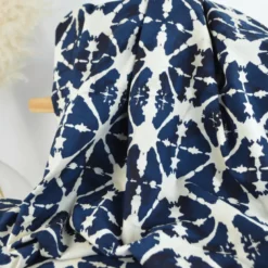 Tissu Batik "Ziro" – graphique sur fond indigo