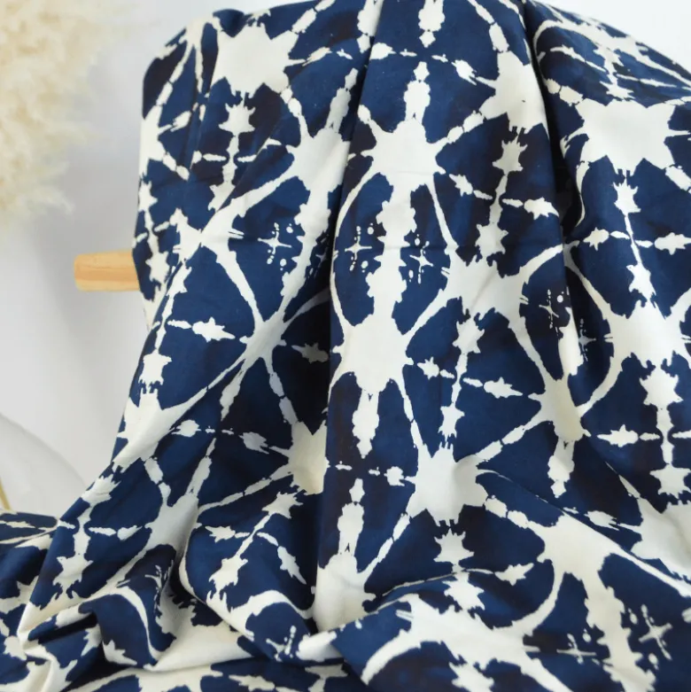 Tissu Batik "Ziro" – graphique sur fond indigo