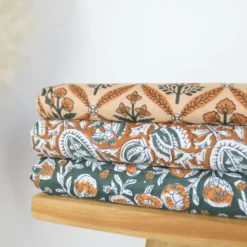 Tissu Block print Indien Mandawa – Motif fleurs fond camel