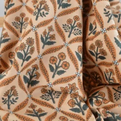 Tissu Block print Indien Mandawa – Motif fleurs fond camel