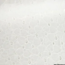 Tissu broderie anglaise blanc cassé – Motif fleurs larges