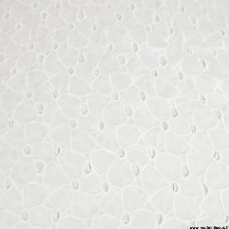 Tissu broderie anglaise blanc cassé – Motif fleurs larges
