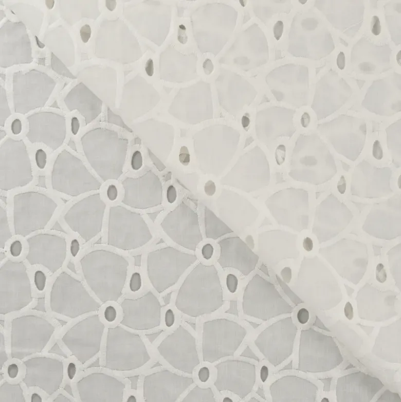 Tissu broderie anglaise blanc cassé – Motif fleurs larges