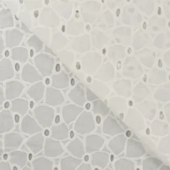 Tissu broderie anglaise blanc cassé – Motif fleurs larges