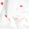 Tissu broderie anglaise brodé coeurs rouges fond blanc