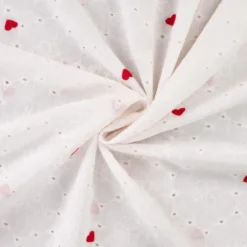 Tissu broderie anglaise brodé coeurs rouges fond blanc