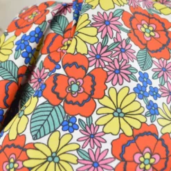 Tissu canva Belonia type bachette motif fleurs rouges et jaunes fond écru