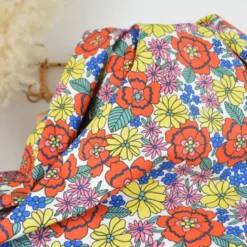 Tissu canva Belonia type bachette motif fleurs rouges et jaunes fond écru