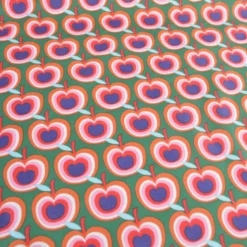 Tissu canva Granny type bachette motif pommes fond vert