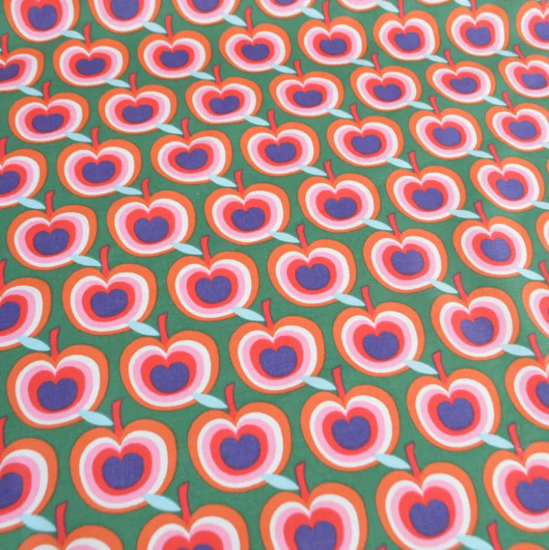 Tissu canva Granny type bachette motif pommes fond vert