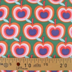 Tissu canva Granny type bachette motif pommes fond vert