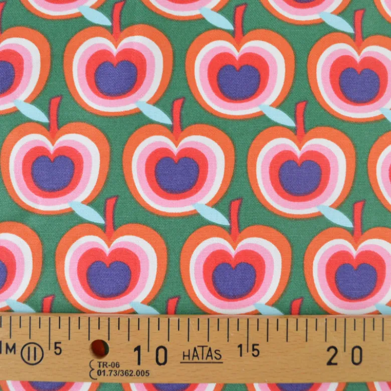 Tissu canva Granny type bachette motif pommes fond vert
