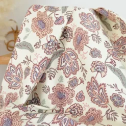 Tissu canva Khonoma type bachette motif fleurs bleues et roses fond écru