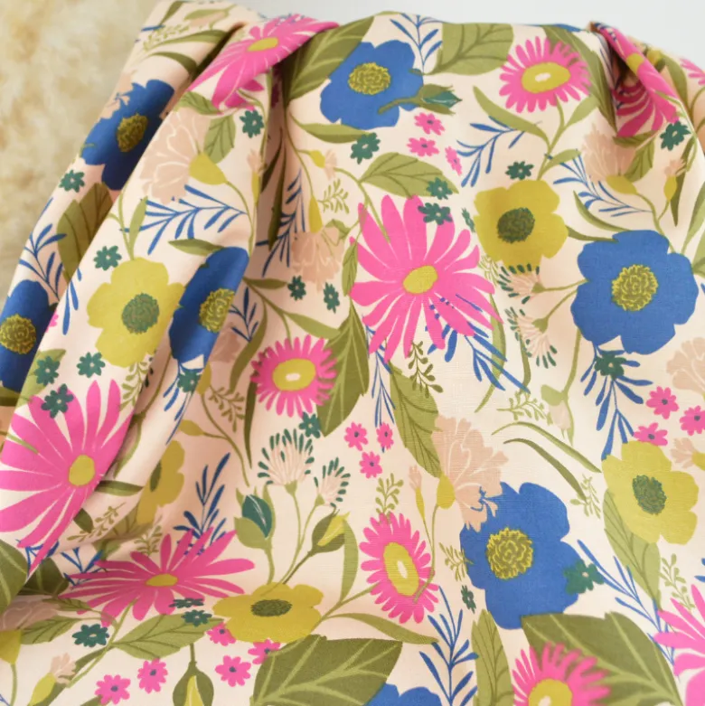 Tissu canva Loricette type bachette motif fleurs bleues et roses fond écru