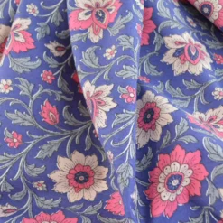 Tissu canva Shirine type bachette motif fleurs roses fond bleu
