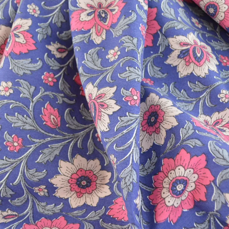 Tissu canva Shirine type bachette motif fleurs roses fond bleu