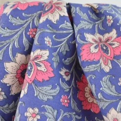 Tissu canva Shirine type bachette motif fleurs roses fond bleu