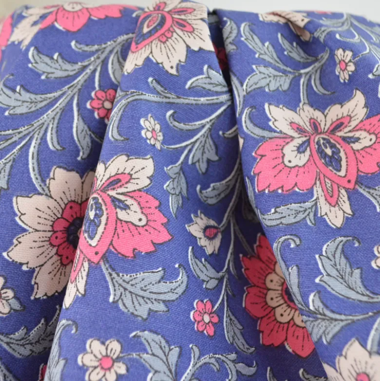 Tissu canva Shirine type bachette motif fleurs roses fond bleu