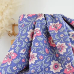 Tissu canva Shirine type bachette motif fleurs roses fond bleu