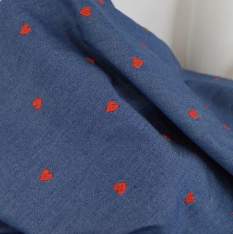 Tissu chambray Jean fin motif coeurs brodés rouges