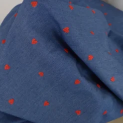 Tissu chambray Jean fin motif coeurs brodés rouges