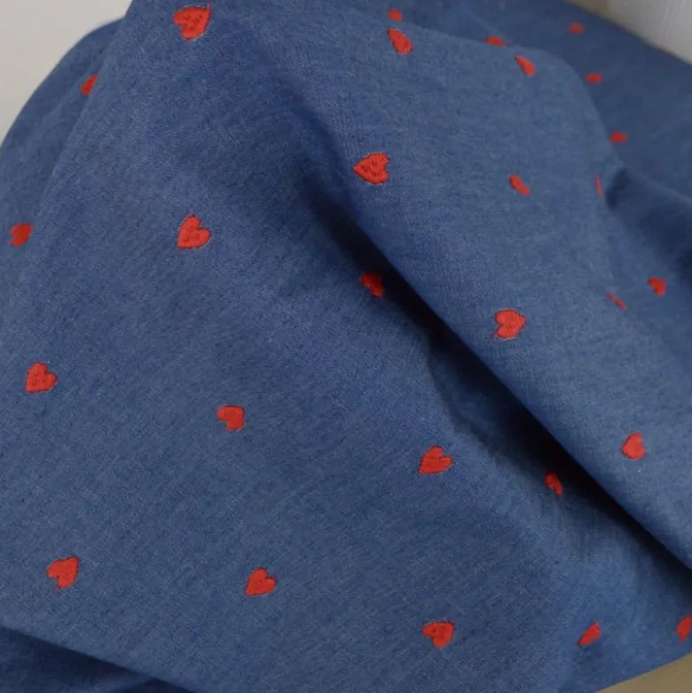 Tissu chambray Jean fin motif coeurs brodés rouges