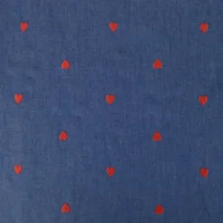 Tissu chambray Jean fin motif coeurs brodés rouges