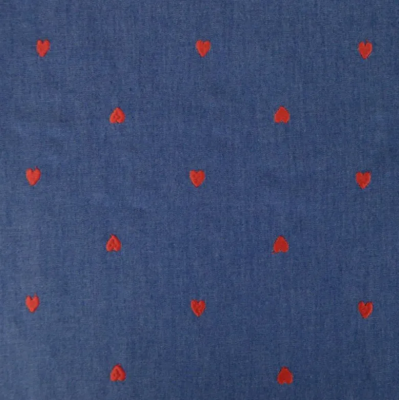 Tissu chambray Jean fin motif coeurs brodés rouges