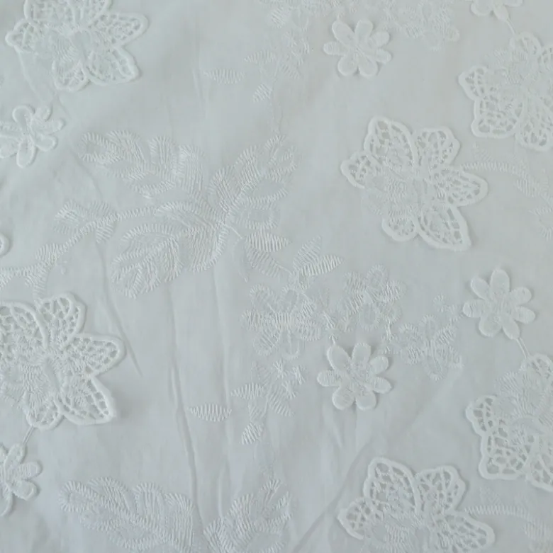 Tissu coton brodé blanc Auréliane motif fleurs