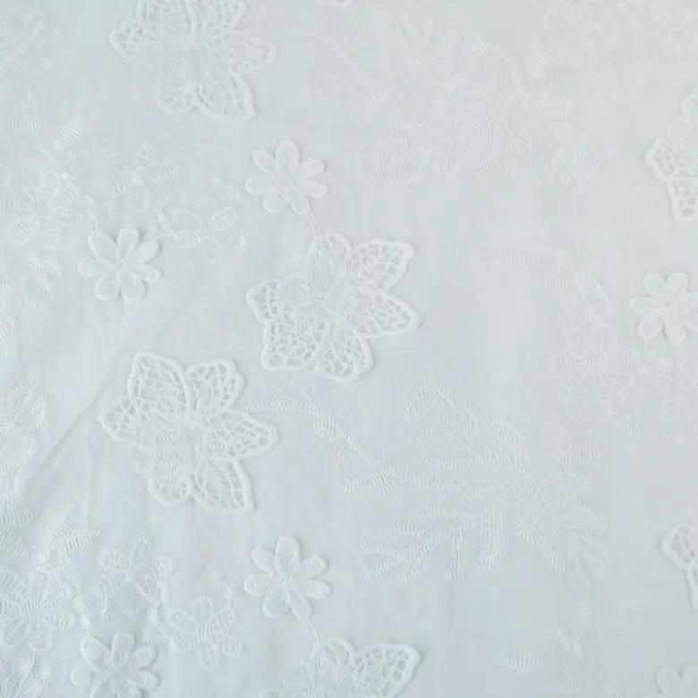 Tissu coton brodé blanc Auréliane motif fleurs