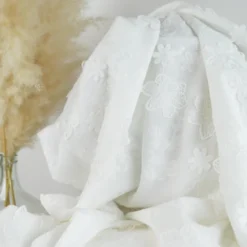 Tissu coton brodé blanc Auréliane motif fleurs