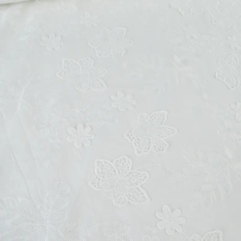 Tissu coton brodé blanc Auréliane motif fleurs