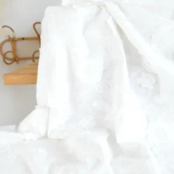 Tissu coton brodé blanc cassé à fleurs frangées