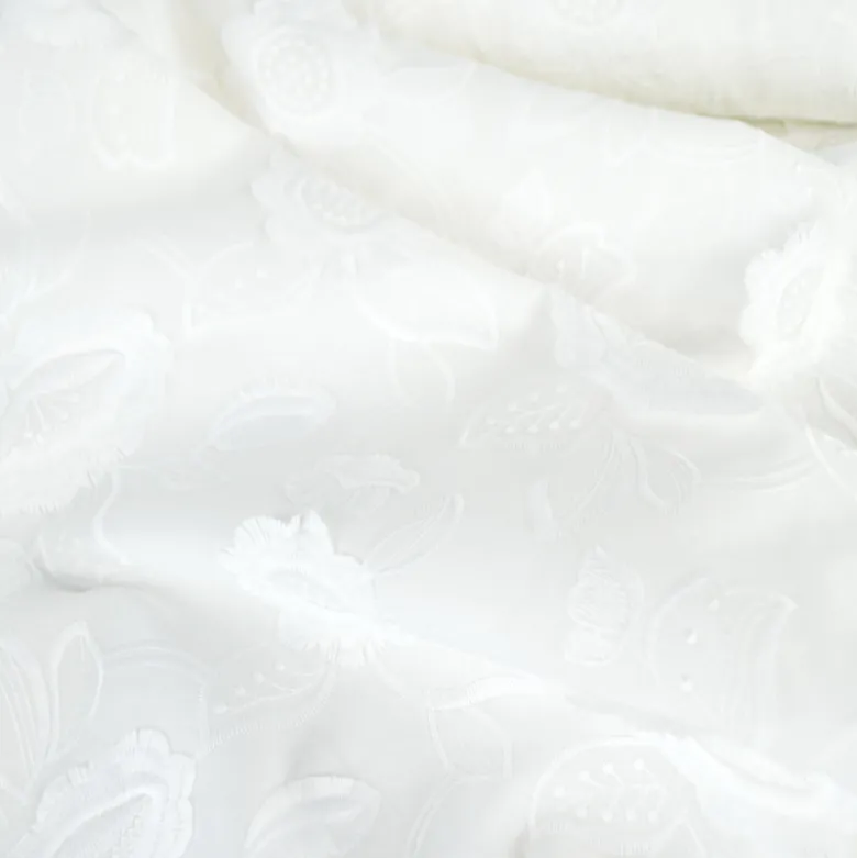 Tissu coton brodé blanc cassé à fleurs frangées