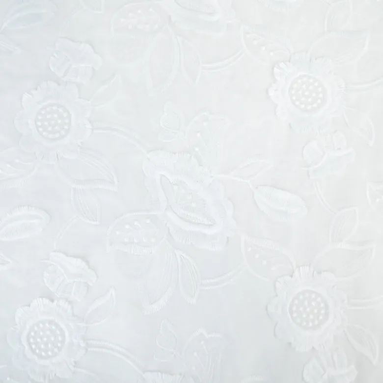 Tissu coton brodé blanc cassé à fleurs frangées