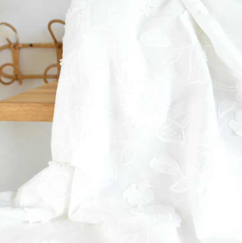 Tissu coton brodé blanc cassé à fleurs frangées