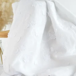 Tissu coton brodé blanc et fleurs en relief - Aïnoha
