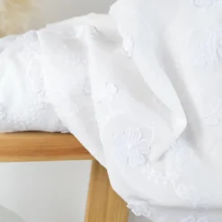 Tissu coton brodé blanc et fleurs en relief - Aïnoha
