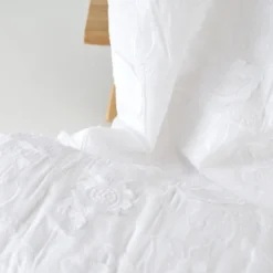 Tissu coton brodé blanc à fleurs frangées