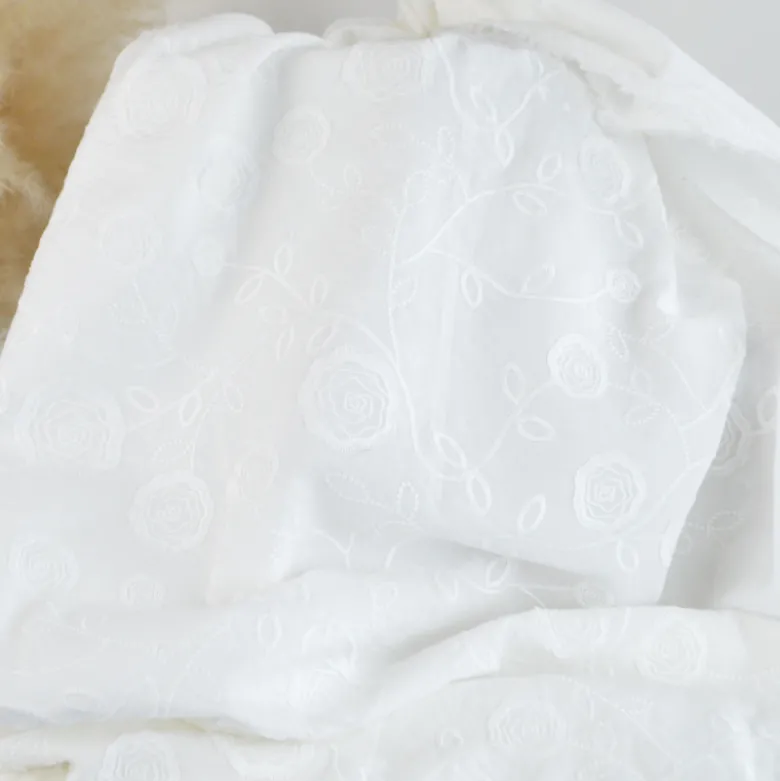 Tissu coton brodé blanc Joséline motif fleurs