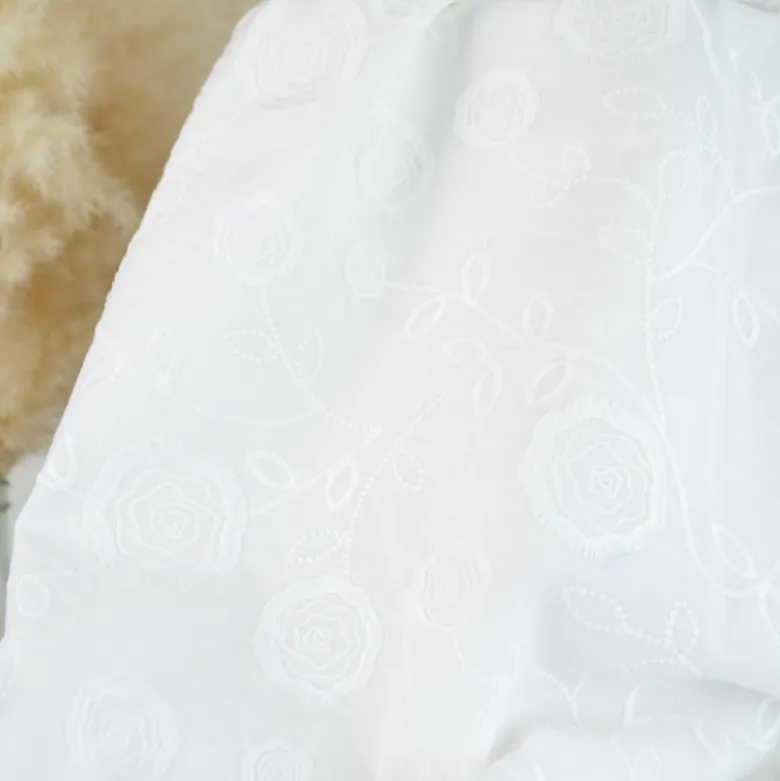 Tissu coton brodé blanc Joséline motif fleurs