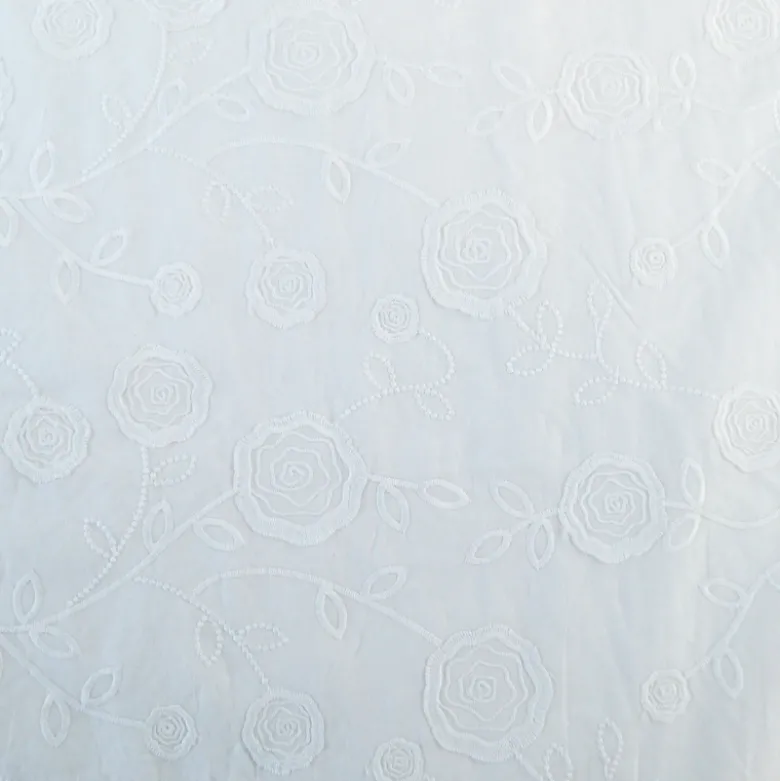 Tissu coton brodé blanc Joséline motif fleurs