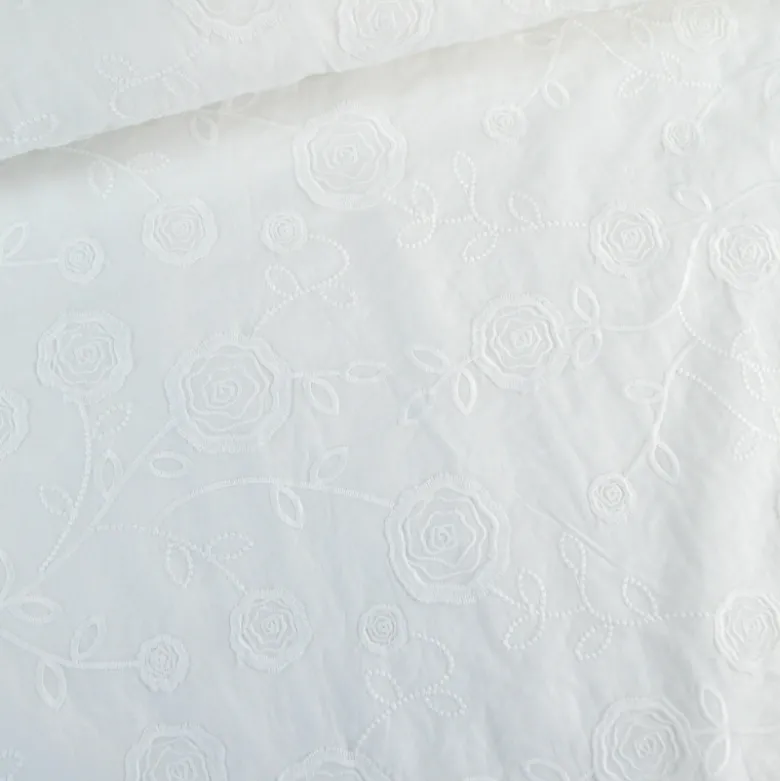 Tissu coton brodé blanc Joséline motif fleurs
