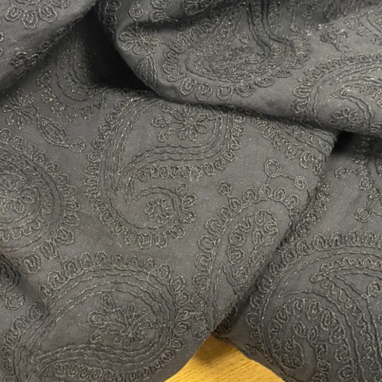 Tissu coton brodé Cachemire Noir - Evy