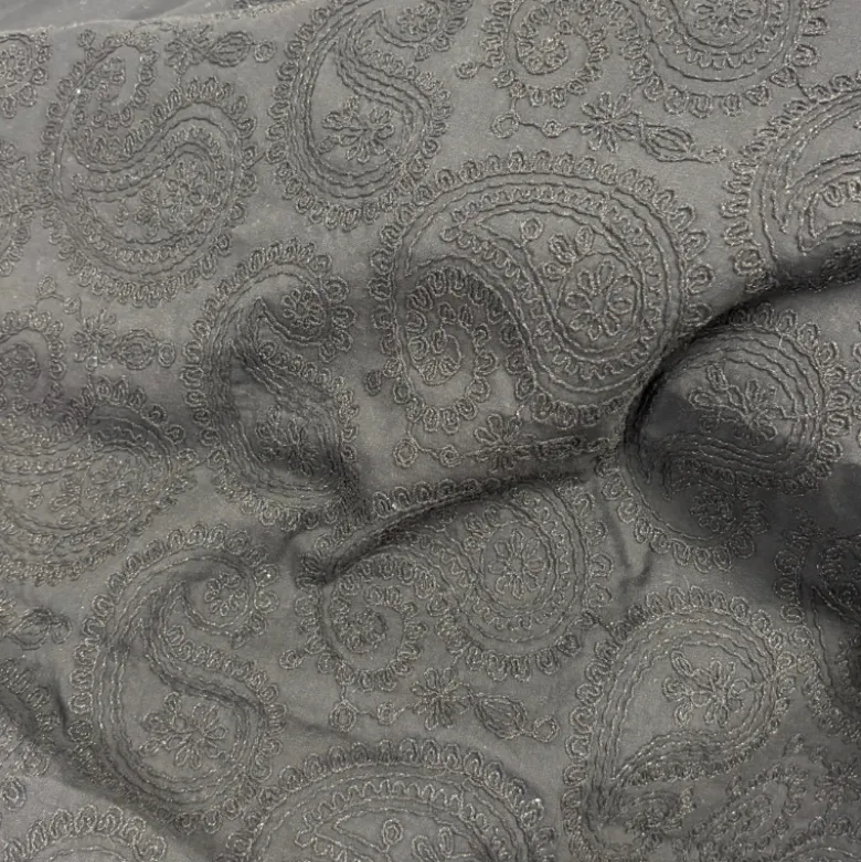 Tissu coton brodé Cachemire Noir - Evy