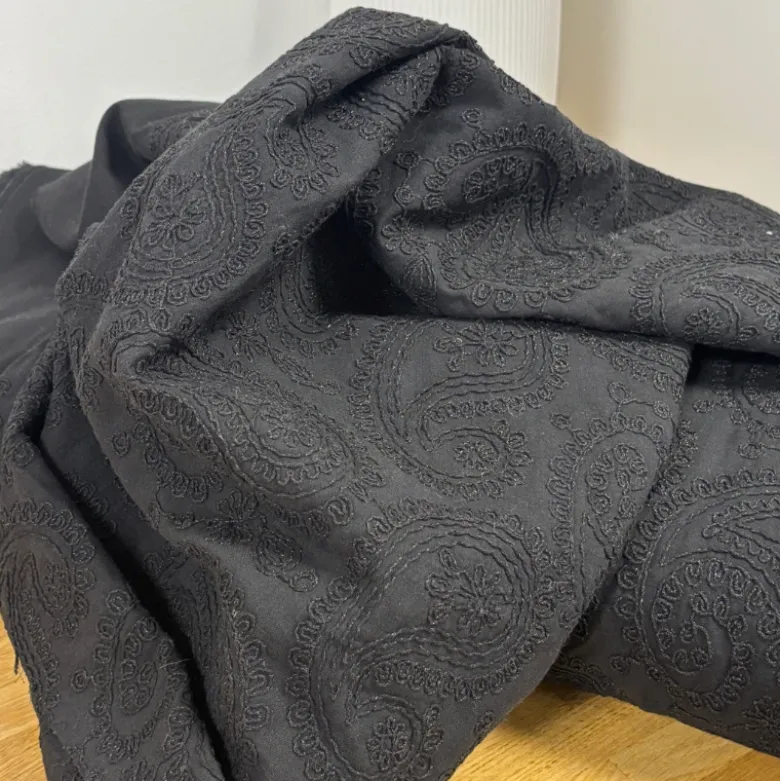 Tissu coton brodé Cachemire Noir - Evy