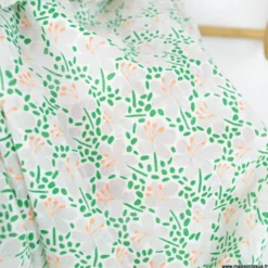 Tissu coton dévoré - motif fleuri vert et blanc