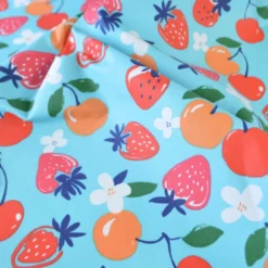 Tissu coton Enduit Cijosee motif fraises et cerises fond bleu
