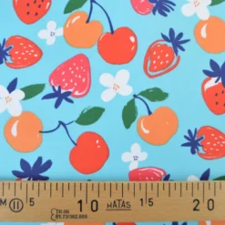 Tissu coton Enduit Cijosee motif fraises et cerises fond bleu