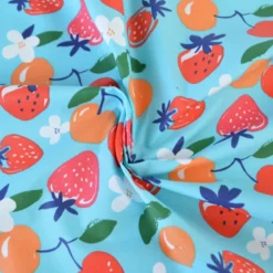 Tissu coton Enduit Cijosee motif fraises et cerises fond bleu